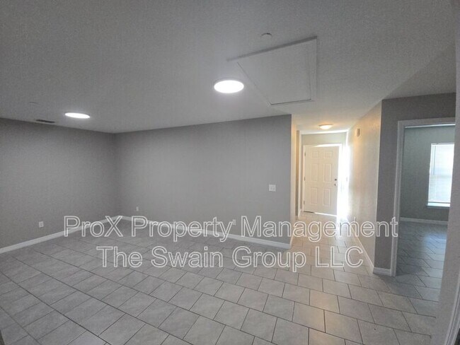 Foto del edificio - 240 W Prince Pl