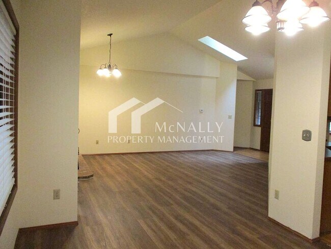Building Photo - Beautiful 4 Bedroom 2.75 Bathroom Home in ...