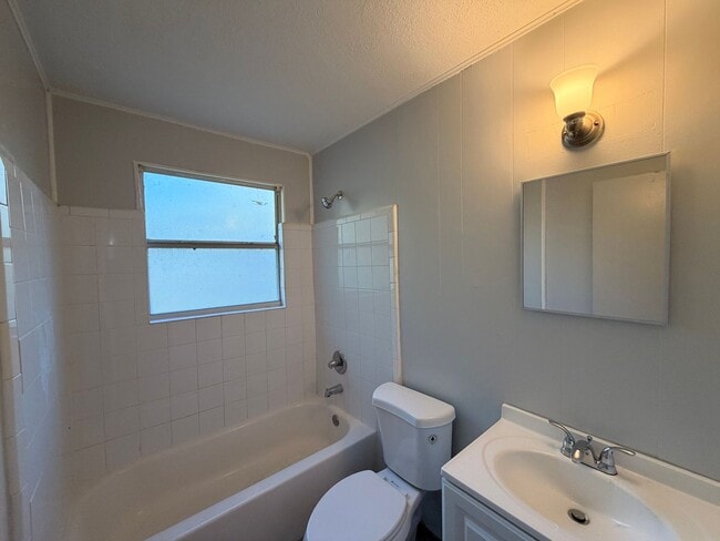 Building Photo - Updated & Affordable Gem in Westside Jax!
