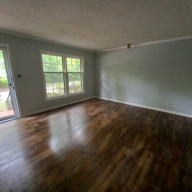 Living roo - 10417 White Pine Rd