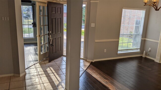 Foto del edificio - 3519 Deerbrook Ct