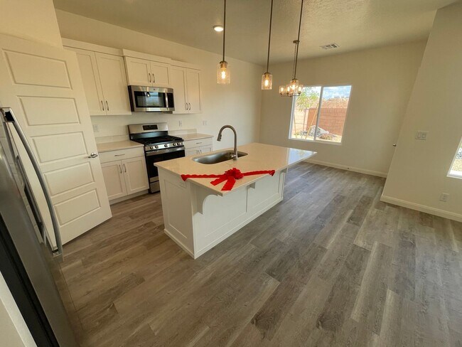 Building Photo - FOUR BEDROOM!!! White Trails Home!!!