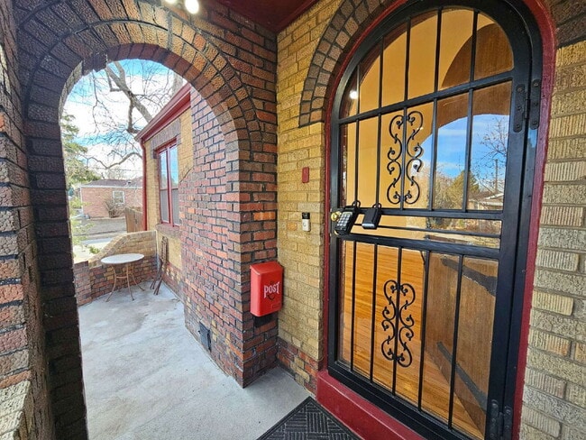 Photo - 1401 Roslyn St House