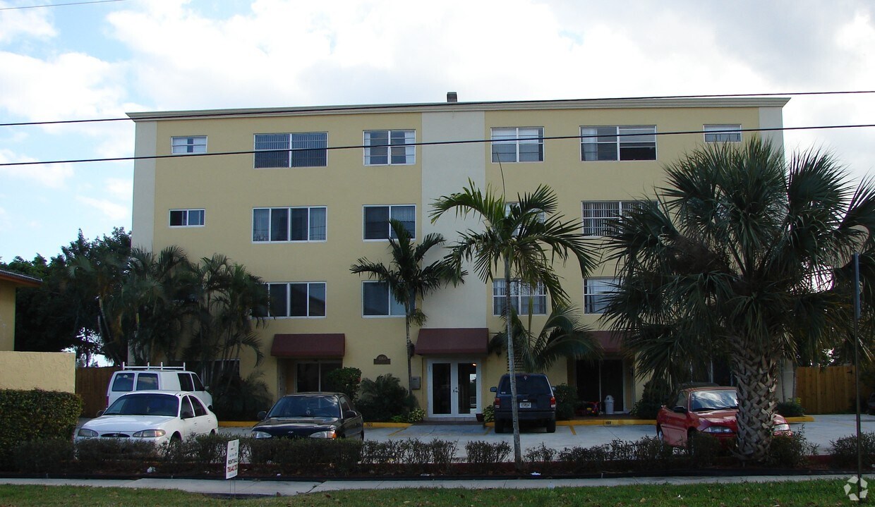 Primary Photo - 1060 Crystal Lake Dr