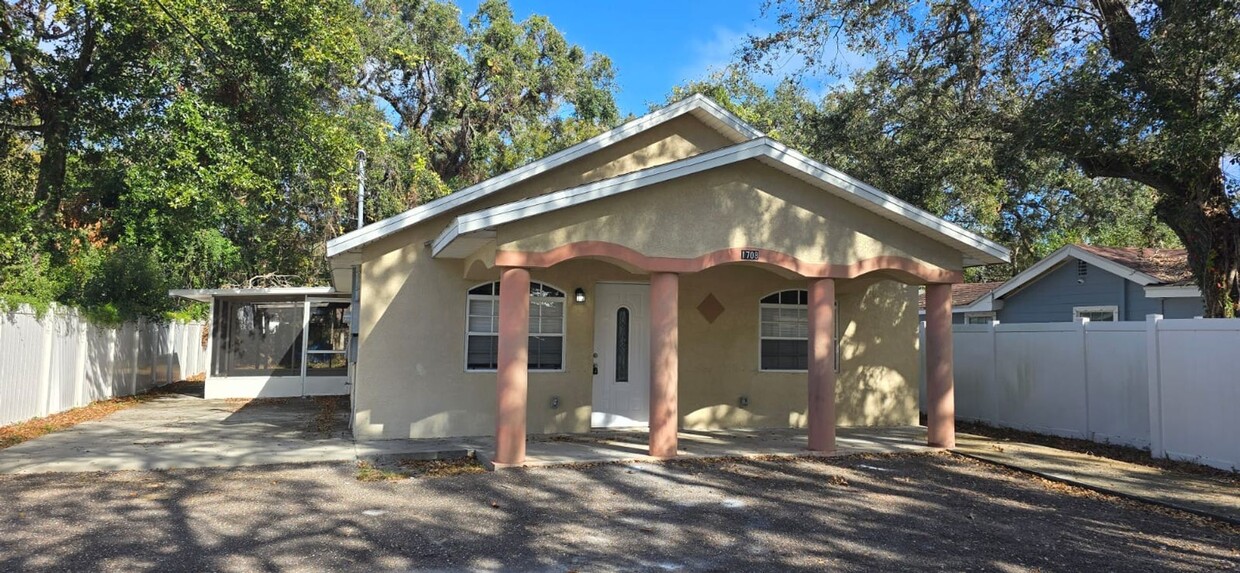 Foto principal - Spacious 3-Bedroom, 2-Bath Home with Cover...