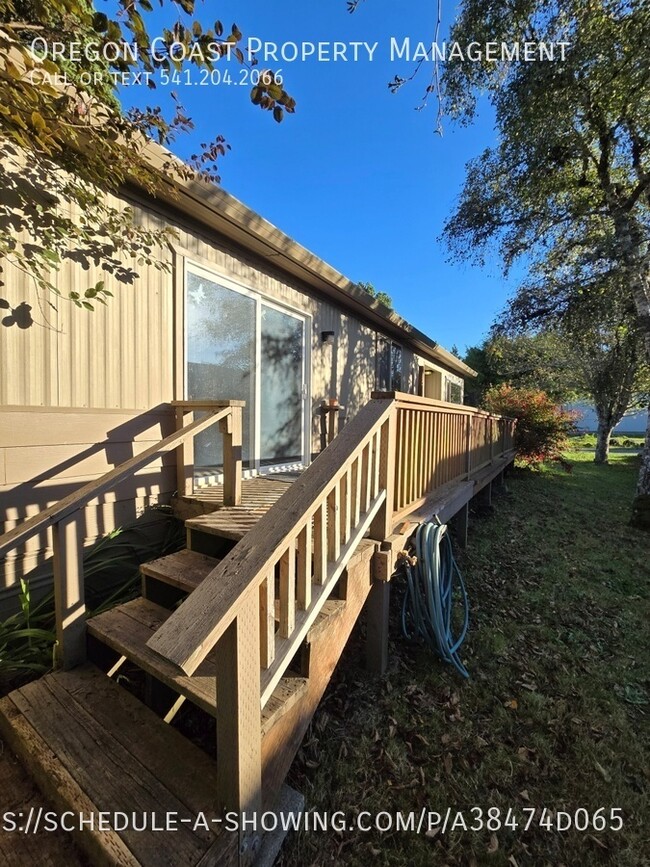 Foto del edificio - 2bed/2bath w/new vinyl flooring