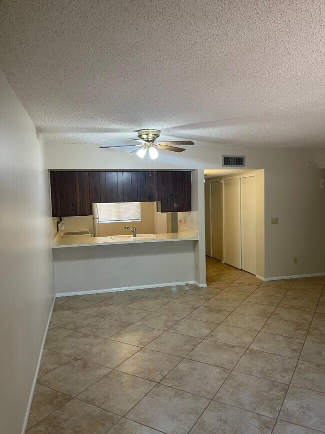Building Photo - 897 S Pantano Pkwy