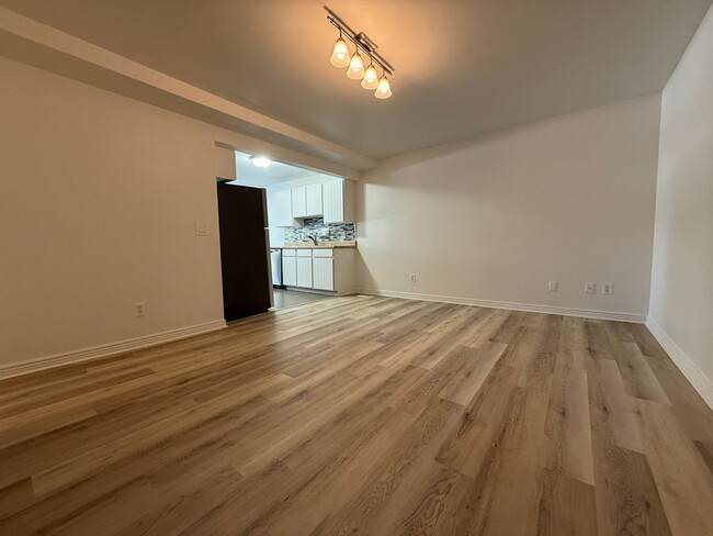 Building Photo - Remodeled Condo in West Valley