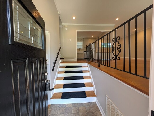 Building Photo - Charming split level home located in the Spring Valley Community in the South Park area of Charlo...