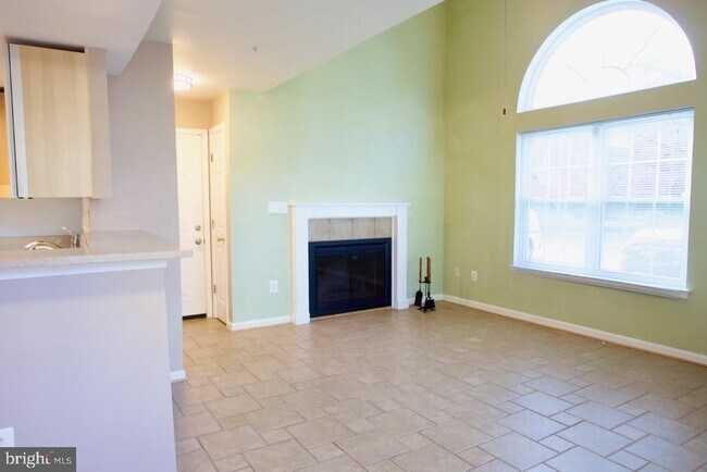 Building Photo - 913 Hillside Lake Terrace