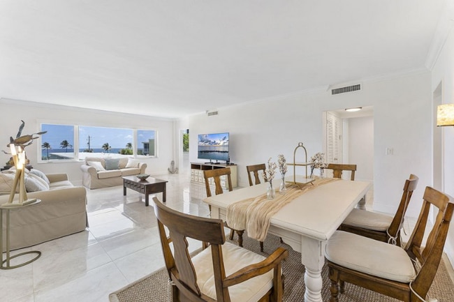 Foto del edificio - 120 N Ocean Blvd