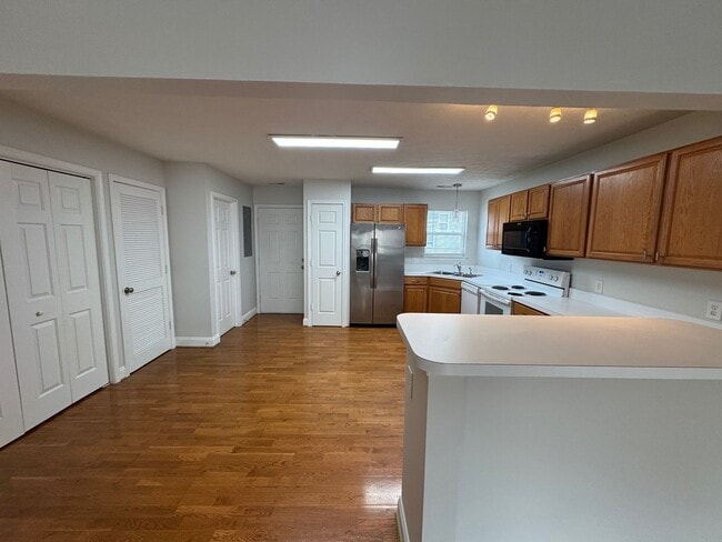 Foto del edificio - Immaculate End Unit Townhouse