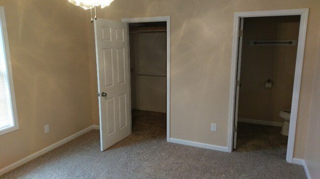 Building Photo - 802 Castlewood Ave