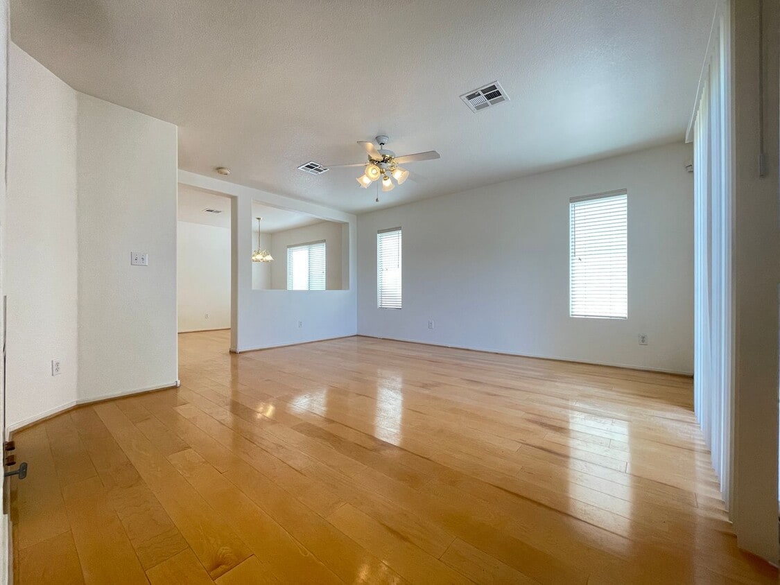 Foto principal - 3bedroom home in a GATED community near the strip