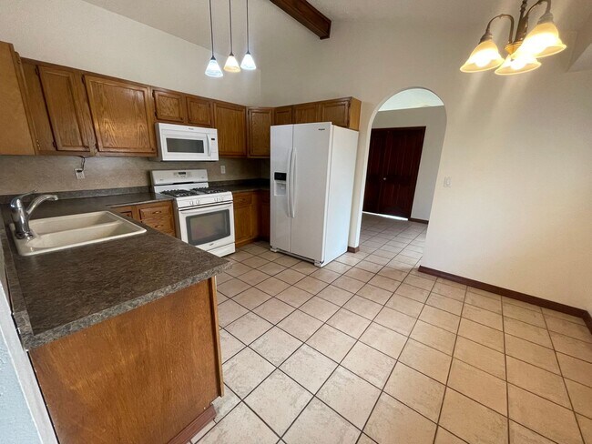 Building Photo - 3 Bedroom Near Mariposa Park