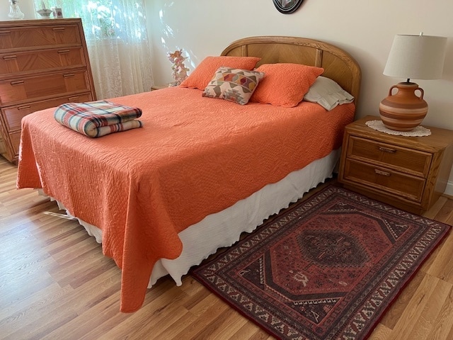 Large bedroom with 2 windows and a closet - 812 Foundry St