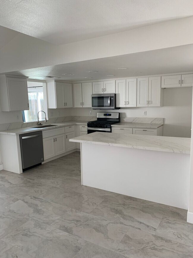 Building Photo - 4 Bedroom 2.5 Bath