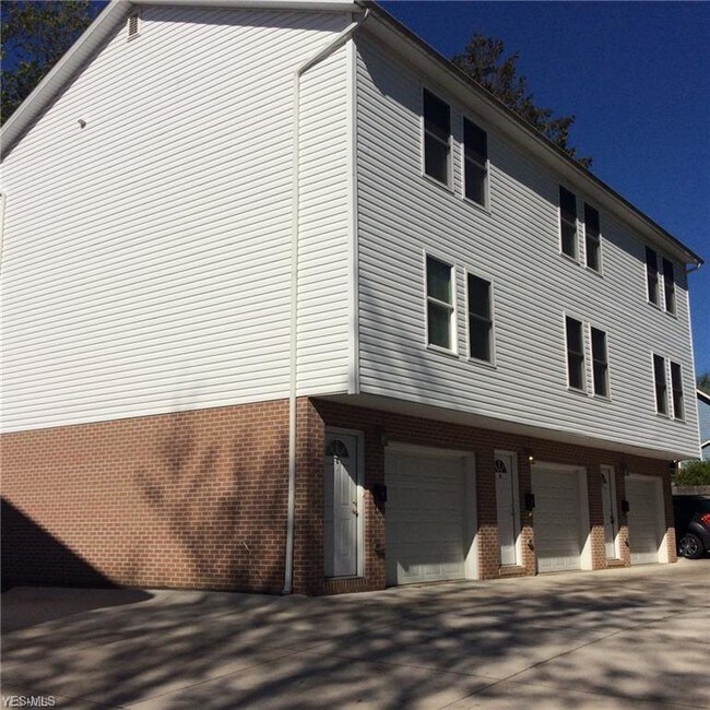 Building Photo - 2400 3rd St