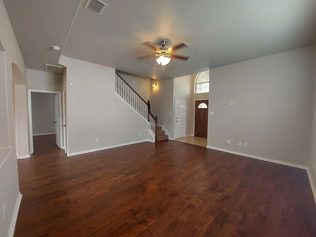 Foto del edificio - Lovely 4 Bedroom Home with Master Downstai...