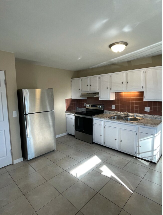 Kitchen - 38 Chateau Dr