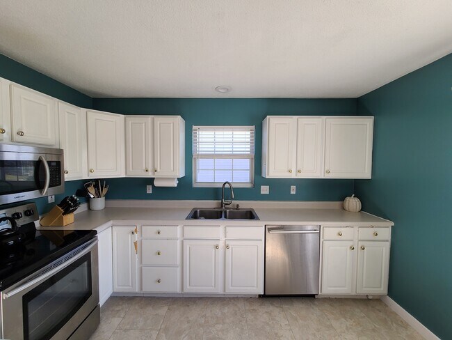 Building Photo - 124 Bayfield Dr