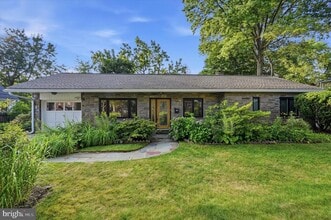 Building Photo - 840 Delmont Dr