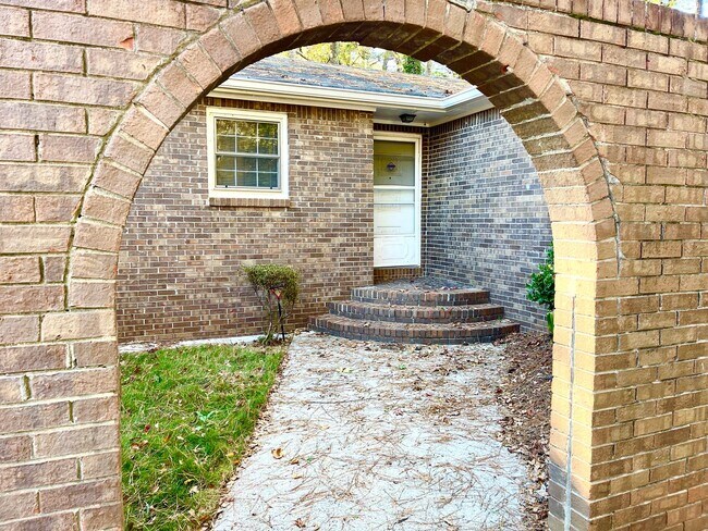 Foto del edificio - Welcome to this charming 3-bedroom, 1.5-ba...