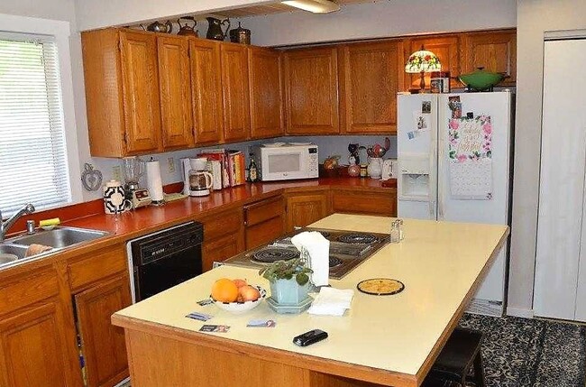 Kitchen - 3235 Libby Rd NE