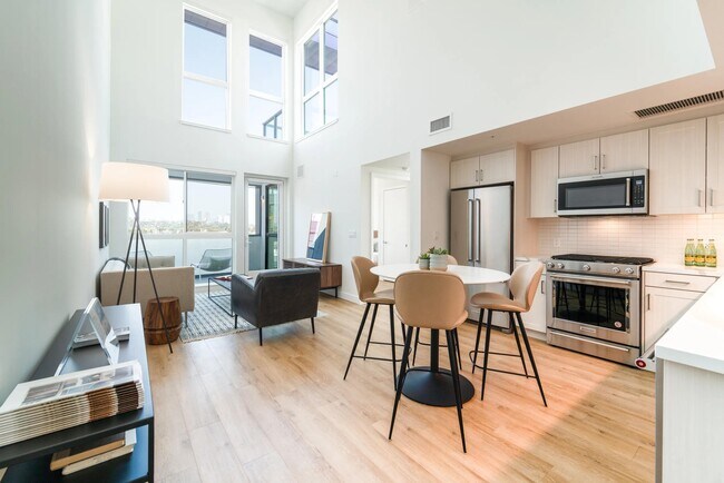 Vivienda tipo loft con techos altos, ventanales extragrandes y una cocina abierta que inunda el espacio de luz natural y ofrece vistas panorámicas. - Upper Ivy