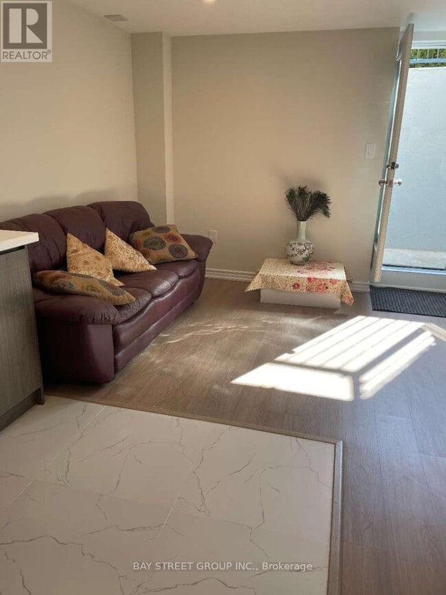 Building Photo - 32 Herefordshire Cres