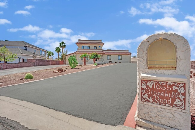 Building Photo - Stunning Tri-Level Custom Home!