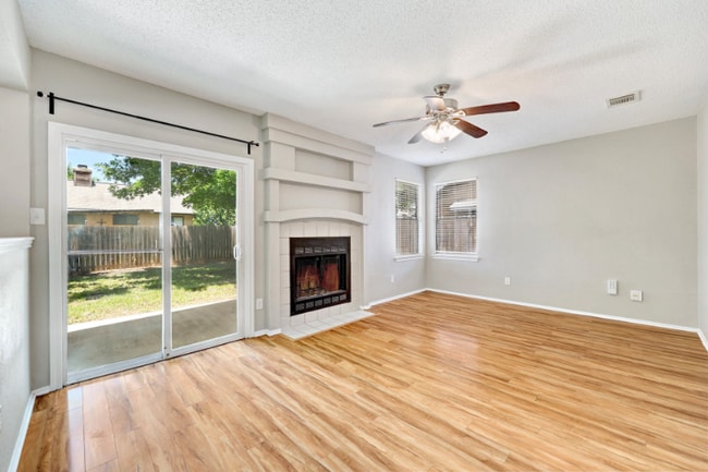 Building Photo - 2102 Bluebonnet Dr