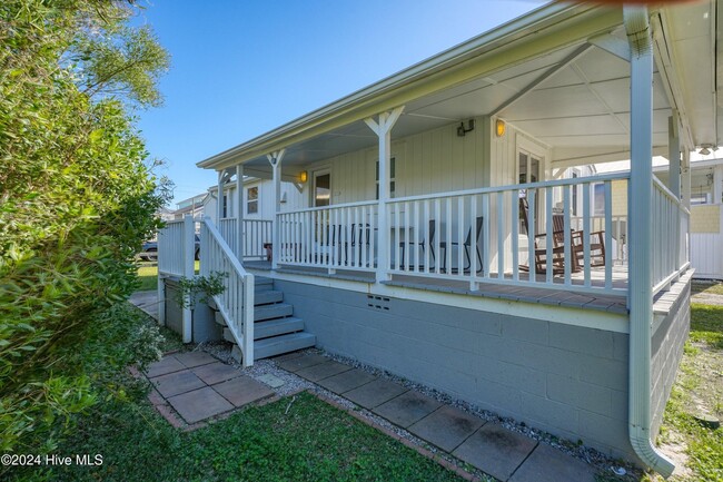 Side porch - 714 Canal Dr