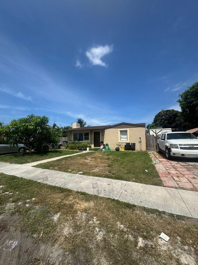 Foto del edificio - 2320 Cypress Rd