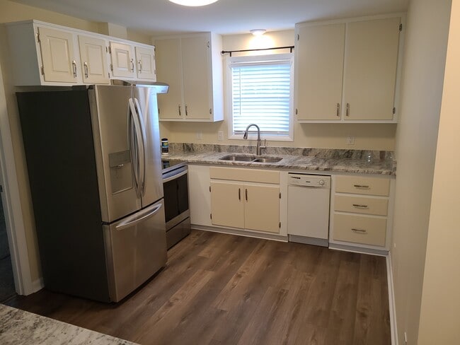 Kitchen - 105 Oakwood Dr