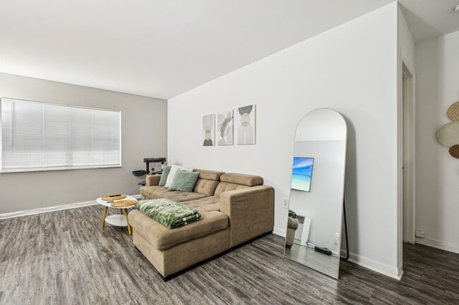 Building Photo - Luna At Hollywood