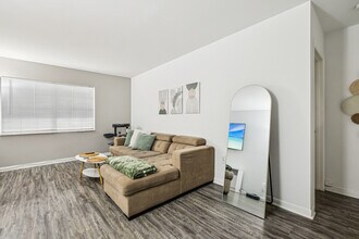 Building Photo - Luna At Hollywood