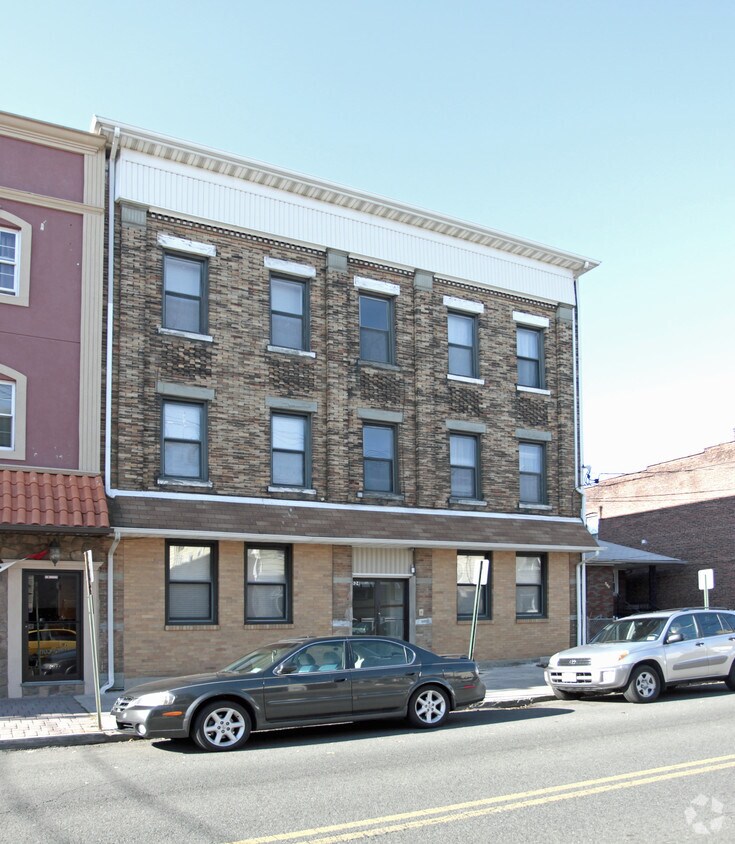Building Photo - 624 3rd Ave