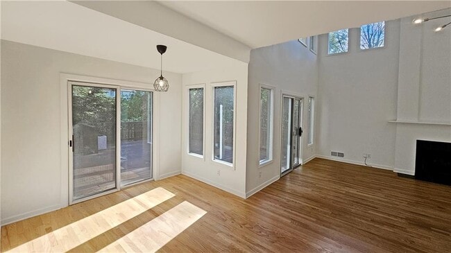 Foto del edificio - 1086 Pine Grove Ave NE