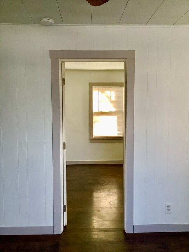 Building Photo - cute two bedroom