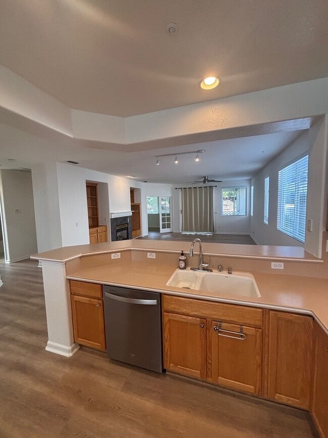 Building Photo - Large Single Level 2 Bedroom 2 Bathroom wi...