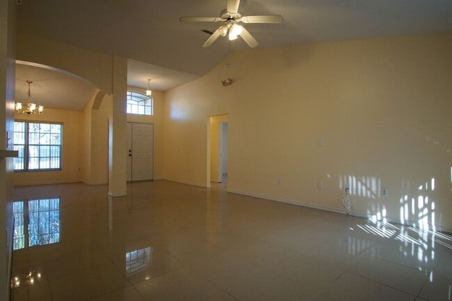 Building Photo - 4 bed Family Single Home Available for Rent in Davenport !!!