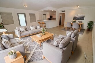 Building Photo - 6835 Rue Versailles Dr