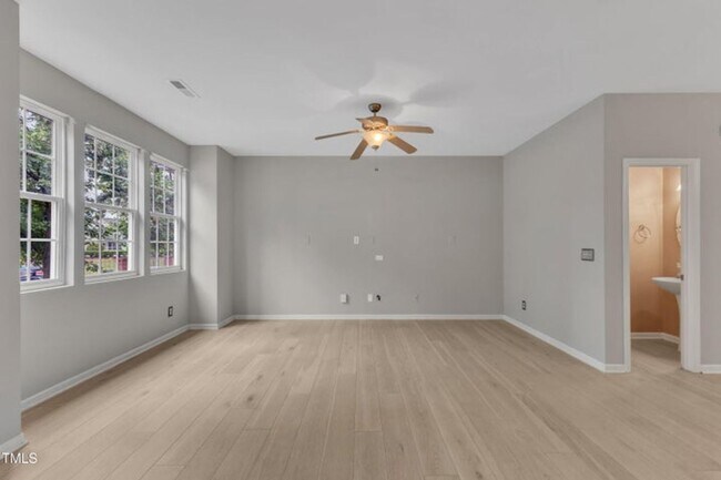 Foto del edificio - Beautiful 2-Story Townhome in Renaissance Park – Minutes from Downtown Raleigh!