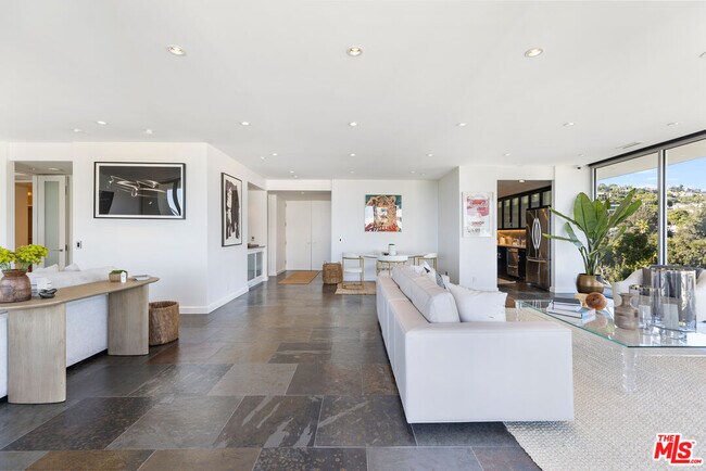 Foto del edificio - 9255 Doheny Rd