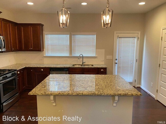 Building Photo - 3 br, 2.5 bath House - 1013 Midtowne Way