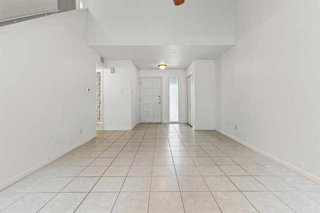 Foto del edificio - 8113 Baywood Dr