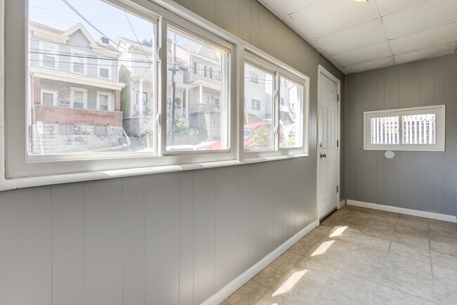 Building Photo - Available NOW  - BEAUTIFUL UPDATED 3+ Bedroom Home w/ Modern Finishes in the Slopes!