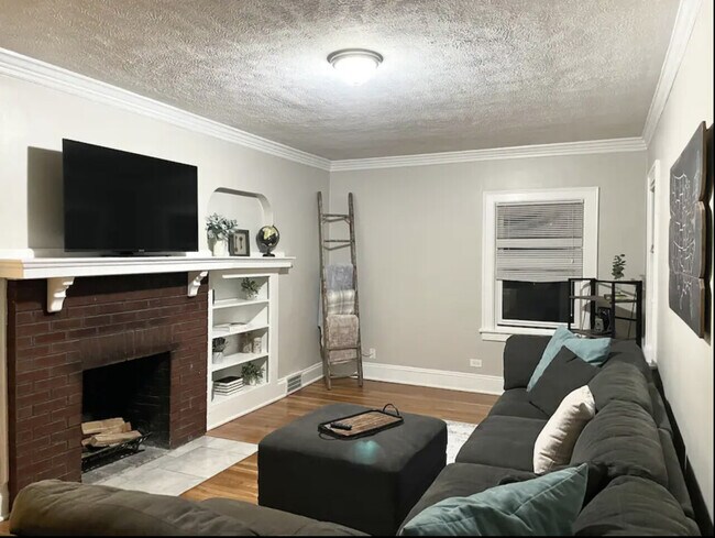 Building Photo - Cozy farmhouse w/ king bed close to airport