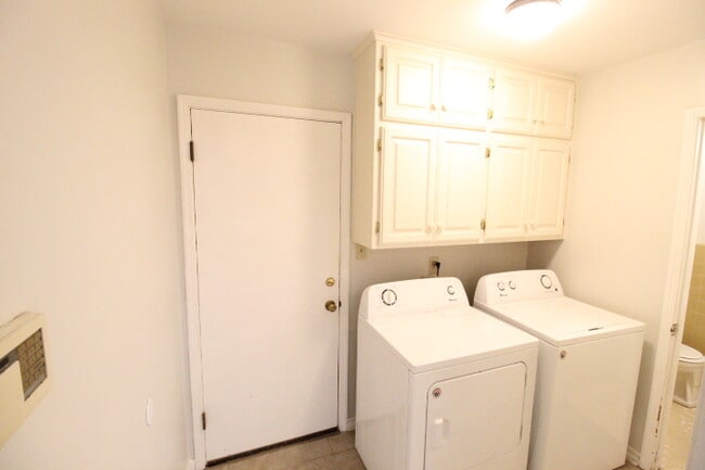Building Photo - 2436 Huntleigh Dr